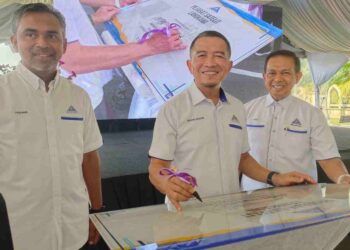 MOHD. Nizom Sairi (tengah) menandatangani plak sempena perasmian Pejabat Satelit LHDN Langkawi di Kompleks Pekan Rabu, Langkawi, hari ini.