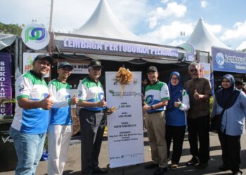 MAHFUZ Omar (tiga kiri) merasmikan reruai pameran LPP sempena Hari Peladang, Penternak dan Nelayan di pekarangan Stadium Darul Aman, Alor Setar. -UTUSAN/ SHAHIR NOORDIN