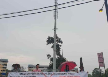 PENDUDUK di Jalan Lengkongan, Kulai membantah pembinaan sebuah menara telekomunikasi setinggi 30 meter yang berjarak hanya kira-kira 50 meter daripada kediaman penduduk.