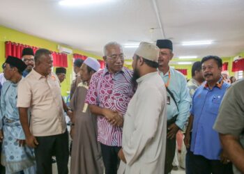 MAHDZIR Khalid beramah mesra dengan penduduk ketika hadir merasmikan Mesyuarat Agung Tahunan Kali Ke-7, Pertubuhan KAF Wilayah Alor Setar Tahun 2023 di Felda Lubuk Merbau, Padang Terap. - UTUSAN/ SHAHIR NOORDIN