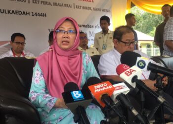 ZALIHA Mustafa semasa sidang media selepas merasmikan Majlis Penyerahan Projek Klinik Kesihatan Mata Ayer, Machang, Kelantan hari ini. UTUSAN/ROSMIZAN RESDI