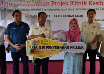 ZALIHA Mustafa (dua dari kanan) menerima replika kunci daripada Timbalan Menteri Kerja Raya, Datuk Seri Abdul Rahman Mohamad (dua dari kiri) pada Majlis Penyerahan Projek Klinik Kesihatan Mata Ayer, Machang, Kelantan hari ini. UTUSAN/ROSMIZAN RESDI.