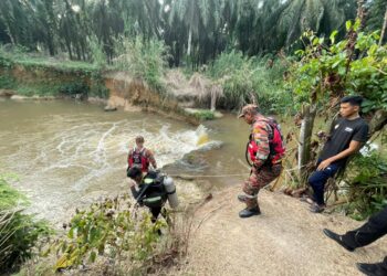 ANGGOTA bomba menjalankan misi mencari mangsa lemas di Sungai Pulai, Gelang Patah