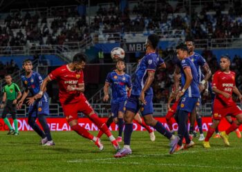 Pemain Selangor, Khuzaimi Piee melakukan tandukan pada perlawanan Liga Super 2023, di Stadium Majlis Bandaraya Petaling Jaya, di sini hari. Foto: SHIDDIEQIIN ZON