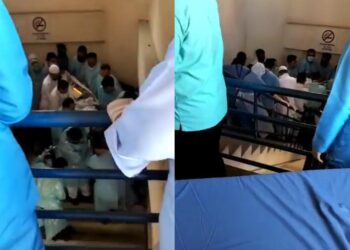 TANGKAP layar video tular memaparkan proses pemindahan pesakit menggunakan tangga yang berlaku di Hospital Melaka.