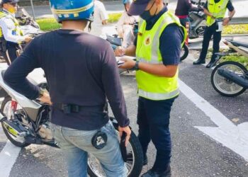 ANTARA penunggang motosikal yang diperiksa dalam Op Patuh di Plaza Tol Gombak, kelmarin.