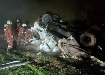 PASUKAN bomba sedang mengeluarkan pemandu lori ais yang terbalik di Kilometer 220 PLUS arah selatan berhampiran Alor Gajah, Melaka.