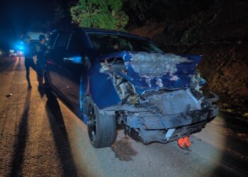 KEADAAN Proton Exora dinaiki kesemua mangsa yang remuk pada bahagian hadapan selepas terlibat nahas di Kilometer 221 PLUS arah selatan berhampiran Alor Gajah, Melaka.