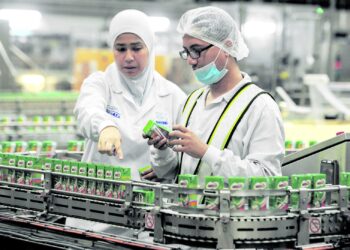 PEMETERAIAN memorandum kerjasama (MoC) dengan negara-negara Islam akan membolehkan produk-produk yang dihasilkan di Malaysia dan telah memperoleh sijil pengesahan Halal Malaysia dapat meneroka pasaran luar. – GAMBAR HIASAN/SADDAM YUSOFF
