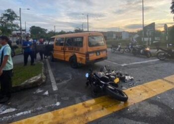 KEADAAN kemalangan membabitkan sebuah van sekolah dinaiki 10 orang murid dan sebuah motosikal dalam kejadian di  simpang tiga Jalan Nusari Bayu 1, Sendayan Seremban pagi tadi.