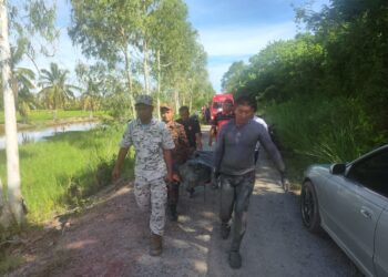 MAYAT Mohd. Farizan Tajuddin ditemukan tersangkut di kawasan lumpur paya bakau di Kuala Kangkung.