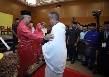 AL-SULTAN Abdullah dan Tunku Azizah beramah mesra dengan bakal jemaah haji yang akan berlepas ke Tanah Suci di Kompleks Tabung Haji, Movenpick, Sepang, Selangor. - UTUSAN/FAISOL MUSTAFA