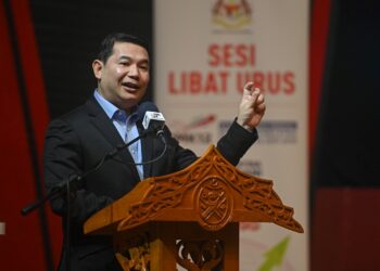 RAFIZI Ramli menyampaikan taklimat pada Sesi Libat Urus Kajian Separuh Penggal Rancangan Malaysia Ke-12 (2021-2025) Bersama Kerajaan Negeri Terengganu di Kuala Terengganu, hari ini. - UTUSAN/PUQTRA HAIRRY ROSLI