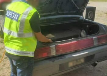 ANGGOTA penguat kuasa KPDN Kelantan memeriksa kenderaan yang digunakan untuk tujuan penyeludupan dalam serbuan di Tumpat, Kelantan-UTUSAN/IHSAN KPDN Kelantan.