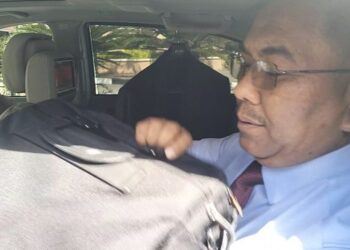 MUHAMMAD Sanusi Md. Nor menunjukkan beg mengandungi dokumen berhubung dakwaan pemilikan Kedah terhadap Pulau Pinang ketika ditemui di Wisma Darul Aman, Alor Setar.