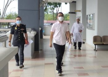 PENJAMIN kepada Muhammad Faisal (tengah) hadir ke Mahkamah Sesyen Seremban membawa sijil cuti sakit anak bekas menteri itu yang menghadapi pertuduhan berkaitan penyelewengan minyak masak bersubsidi.-UTUSAN/NOR AINNA HAMZAH.