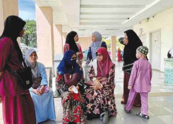 NORAFISAH Mohd. Yaffar (dua dari kiri) dan Jamilah Tajuddin (kanan) di samping anggota keluarga lain ketika menunggu untuk menuntut jenazah di pekarangan Jabatan Forensik, HSB Alor Setar.
