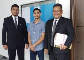 MUHAMMAD Helmy Mohamad (tengah) bersama peguamnya selepas memenangi perbicaraan di Mahkamah Sesyen, Kota Bharu, Kelantan hari ini-UTUSAN