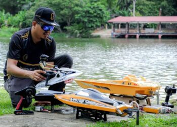 SYAFIEE Mohamad beraksi bersama koleksi bot RC miliknya di Tasik Ayer Keroh, Melaka. - UTUSAN/SYAFEEQ AHMAD