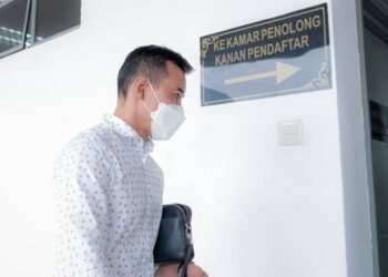 YONG Kuan Ho membuat pengakuan bersalah di Mahkamah Sesyen, Ayer Keroh, Melaka atas kesalahan melakukan pencemaran sisa kimia ke dalam Sungai Melaka. - UTUSAN/SYAFEEQ AHMAD