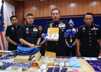 MUHAMMAD Zaki Harun (tengah) menunjukkan dadah yang dirampas ketika sedang media di Ibu Pejabat Polis Kontinjen Kelantan (IPK), Kota Bharu, Kelantan hari ini-UTUSAN/KAMARUL BISMI KAMARUZAMAN
