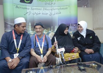 Muhammad Bukhari Zakaria (dua, kiri) dan Siti Aidah Mustapha (dua, kanan) bersama pengiring, Hairol Pa Ize serta Zarinah ketika ditemui di Abraj Al-Janadriyah, Mekah baru-baru ini.