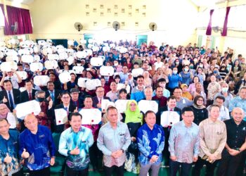AZHAR Ahmad (empat dari kanan) bergambar kenangan bersama penerima keputusan cemerlang SPM 2022 serta warga sekolah SMK Green Road di Kuching, pagi tadi.-UTUSAN/COWEN LINCH