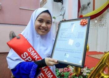 NIK Nur Adreeana Nik Mohd. Kamil menunjukkan keputusan cemerlangnya dalam SPM 2022 di SMK Agama Naim Lilbanat, Kota Bharu, Kelantan.-UTUSAN/KAMARUL BISMI KAMARUZAMAN