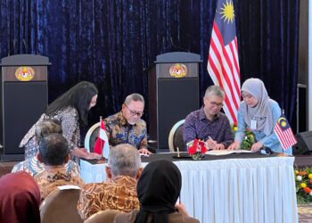 SAIFUDDIN Nasution Ismail (kiri) dan Muhammad Tito Karnavian menandatangani MoU Perjanjian Rentas Sempadan di Kompleks Seri Perdana, Putrajaya.