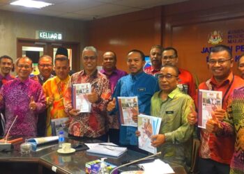 MOHAMAD Ab. Wahab (tengah) bersama warga Jabatan Pendidikan Negeri (JPN) Kelantan semasa mengumumkan keputusan peperiksaan SPM di Pejabat JPN Tunjong Kota Bharu, Kelantan hari ini-UTUSAN/ROSMIZAN RESDI
