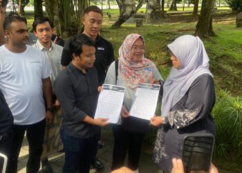 AMIR Hariri Abd. Hadi dan penyokongnya menyerahkan memorandum kepada Mas Ermieyati Samsudin di Taman Tugu di sini, pagi tadi.