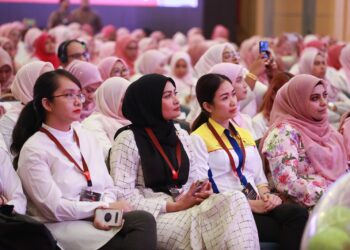 Wakil DAP, Young Syefura Othman ketika menghadiri Perhimpunan Agung UMNO 2023 di Pusat Dagangan Dunia Kuala Lumpur.