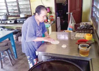 Kasih Bit atau lebih mesra dengan panggilan Makcik Odot tetap gigih menebar roti canai walaupun usianya menjangkau 76 tahun di Kampung Batu Gajah Pasir, Sungai Rambai, Jasin, Melaka. – UTUSAN/AMRAN MULUP