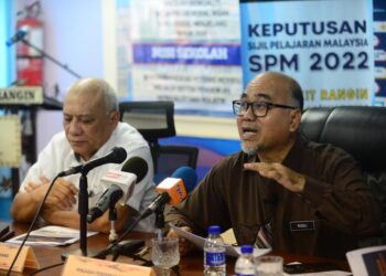 MOHAMAD Rosli Abdul Rahman ketika ketika mengumumkan keputusan SPM 2022 negeri Pahang, di Sekolah Menengah Kebangsaan (SMK) Bukit Rangin, di Kuantan, Pahang. -UTUSAN/SHAIKH AHMAD RAZIF