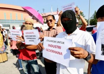 PENDUDUK kampung pernah berhimpun pada 2021 membantah pembukaan semula kilang bateri yang pernah menyebabkan pencemaran dan tragedi kebakaran dekat Kampung Jenjarom di Kuala Langat, Selangor.