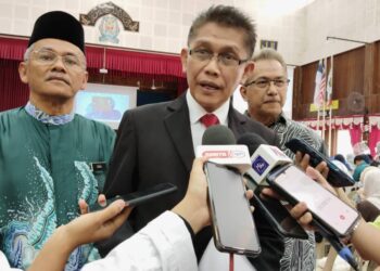 MOHD. GHAZALI Ahmad bercakap kepada pemberita pada sidang akhbar Pengumuman Keputusan SPM 2022 di SMKA Sharifah Rodziah di Telok Mas, Melaka. - UTUSAN/MUHAMMAD SHAHIZAM TAZALI