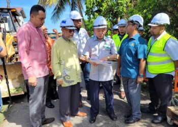 AZAMI Mohd. Nor (tengah) tekun mendengar penerangan mengenai perkembangan projek penggantian paip oleh Pengurus Besar AKSB, Dr. Nazmi Ghazali Azmi (dua dari kiri) di Pasir Tumbuh, Kota Bharu, Kelantan hari ini. UTUSAN/MUSTAQIM MOHAMED.