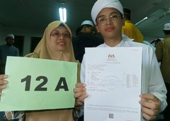 MOHD. Jamaluddin Hafizi bersama ibunya menunjukkan slip keputusan SPM 2023 selepas dinobatkan sebagai salah seorang pelajar cemerlang sekolah YIK selepas memperoleh keputusan 12A di Maahad Tahfiz Sains Tok Guru, Pengkalan Chepa di Kota Bharu, Kelantan hari ini.UTUSAN/ROSALWANI CHE SOH