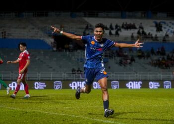 PENYERANG PDRM FC,Nabil Ahmad Latpi meraikan jaringan pada perlawanan Liga Super menentang Sabah di Stadium Majlis Bandaraya Petaling Jaya, di sini hari ini.-UTUSAN/SHIDDIEQIIN ZON