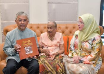 AL-SULTAN Abdullah Ri’ayatuddin Al-Mustafa Billah Shah dan Raja Permaisuri Agong, Tunku Azizah Aminah Maimunah Iskandariah berkenan berangkat melakukan kunjungan mengejut ke atas Kamala Das yang baru-baru ini menyambut ulang tahun kelahiran ke-100 tahun.