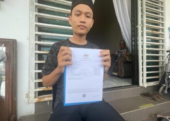 MUHAMMAD Syahril Saidi menunjukkan keputusan  SPM 2022 yang di perolehnya selepas meraih 11A di rumahnya di Kampung Kandis, Bachok, Kelantan, hari ini. UTUSAN/TOREK SULONG