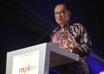 ANWAR Ibrahim berucap pada Malam Hadiah Kewartawanan Malaysia MPI-Petronas di Hotel Majestic, Kuala Lumpur, malam ini.
