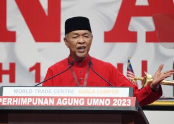 Ahmad Zahid Hamidi berucap pada ucapan dasar presiden UMNO sempena Perhimpunan Agung UMNO 2023 di Dewan Merdeka, Pusat Dagangan Dunia (WTC) Kuala Lumpur di sini hari ini. -UTUSAN/ AMIR KHALID
