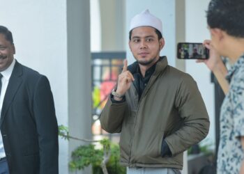 HAFIDZ Roshdi ditemani barisan peguam belanya ketika hadir untuk sebutan semula kes mencederakan isterinya, Nurul Shuhada Mat Shukri  di Mahkamah Majistret Kuala Kubu Bharu, Hulu Selangor di sini hari ini.-UTUSAN/MOHD. FIRDAUS MOHD. JOHARI