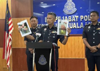 KETUA Polis Kuala Lumpur, Datuk Mohd. Shuhaily Mohd. Zin menunjukkan gambar bayi berusia satu tahun 11 bulan yang didera teman lelaki ibunya di Setapak.