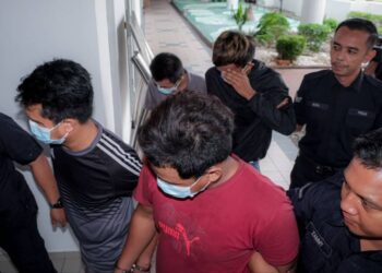 LIMA ahli Geng Faiz Tanah Merah tidak mengaku bersalah di Mahkamah Sesyen dan Mahkamah Majistret, Ayer Keroh, Melaka atas pelbagai kesalahan membabitkan motosikal curi, dadah dan menghalang tugas penjawat awam. - UTUSAN/SYAFEEQ AHMAD