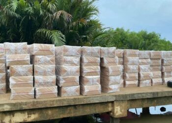 SEBAHAGIAN rokok yang dirampas oleh PPM Wilayah Tiga Pengkalan Kubor semasa melakukan serbuan di sebuah jeti nelayan di Tumpat, Kelantan pada Ahad lalu-UTUSAN/IHSAN POLIS.
