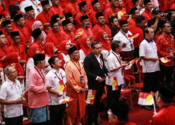 MOHAMAD Sabu bersama Anthony Loke dan Presiden Parti Warisan, Datuk Seri Mohd Shafie Apdal ketika hadir sempena Perhimpunan Agung Umno 2023 di Dewan Merdeka, Pusat Dagangan Dunia (WTC) Kuala Lumpur.-UTUSAN/AFIQ RAZALI