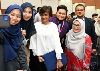 Dr. Russayani Ismail (kanan) bergambar kenangan dengan peserta ketika program Super Circle English yang dilaksanakan di Pusat Konvensyen, Universiti Utara Malaysia (UUM), baru-baru ini.