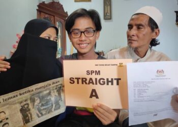 DANISH Haikal Mohd. Norizal ceria ditemani ibu serta bapa tirinya ketika ditemui di Taman Clonlee, Tampin.-UTUSAN/NOR AINNA HAMZAH/